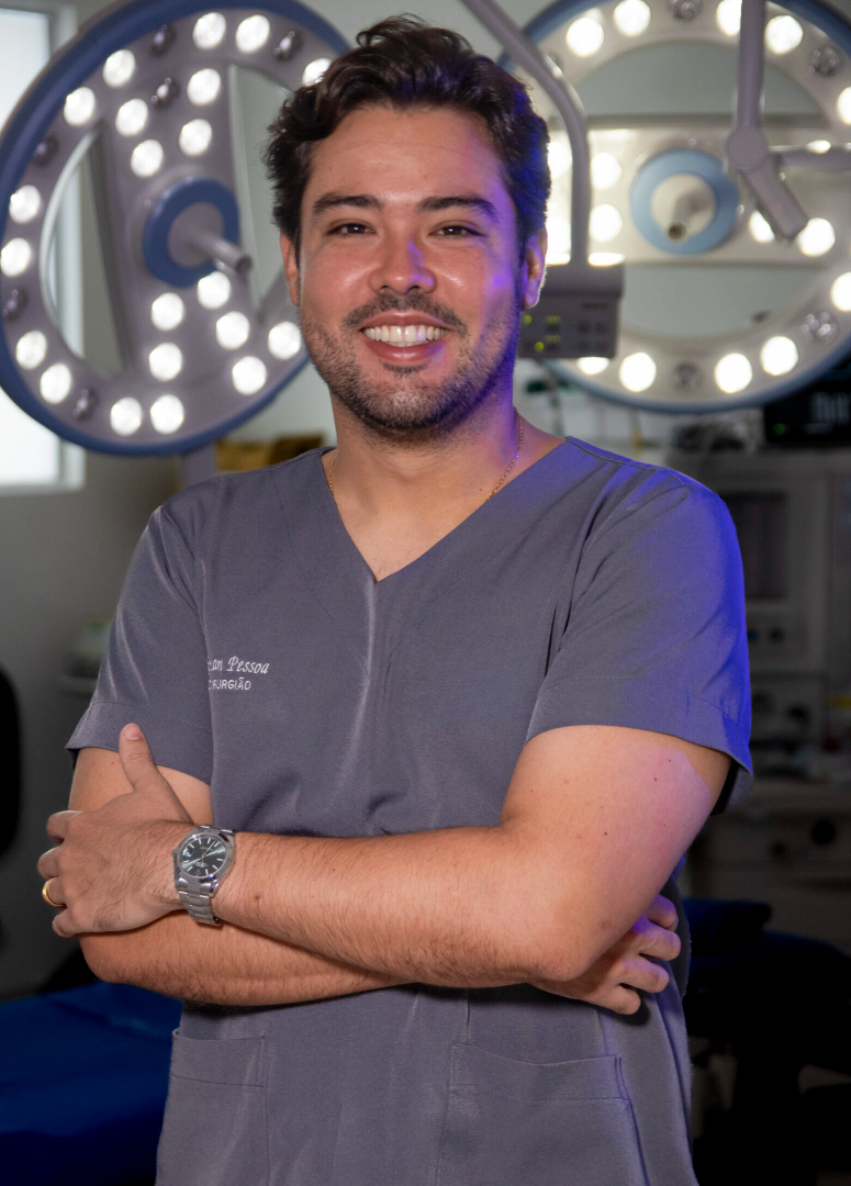 Dr. Renan Pessoa em centro cirúrgico